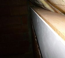 Plâtrerie: le BA6 placé devant les pannes est uniquement collé sur la brique et ne touche pas la panne respectant un espace de 5mm pour éviter les fissures au cas où le bois "travaillerait"