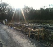 Ils ont reussi a trouv&eacute; les bornes de delimitation du terrain qui avait etait cass&eacute; quand ils ont fait le macadam