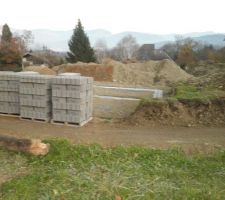 Une photo prise de la route qui surplombe le terrain