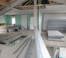 Mise en place des cloisons à l'étage vu de la mezzanine