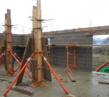 Les piliers et les linteaux sont coul&eacute;s