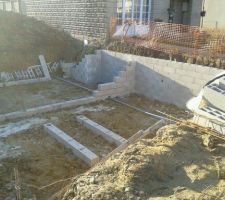 Le côté droit est monté mais les parpaings non remplis. Plus rien de puis, même pas de nouvelles sur la reprise des travaux.