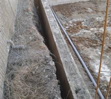 Les parpaings de ce côté sont remplis de ciment. La tuyauterie est passée.