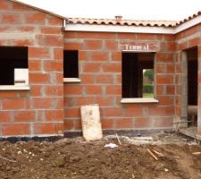 Finitions appuis fen&ecirc;tres teint&eacute;s dans la masse et seuil porte au mortier de ciment