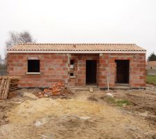 Couverture de la maison en tuiles en terre cuite type ROMANE