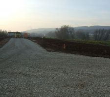 La voirie avance ! Film et petits cailloux pos&eacute;s. Tas de terre enlev&eacute;s du c&ocirc;t&eacute; de notre terrain !