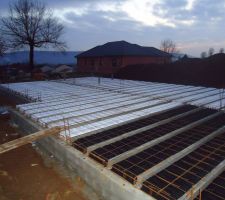 Fin de la pose de l'isolant pour le vide sanitaire. (vue du garage)