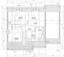 Vue de l'étage.
2 chambres pour les enfants, un palier mezzanine, SdB et toilettes séparées et un grenier qui servira de future chambre parentale.