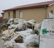 Joli respect de l'environnement !  pourtant bien marqué sur le panneau : Natilia, La maison environnementale.

Et c'est comme ça depuis plus de 6 mois !