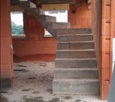 Escalier entièrement décoffré et sans les étais