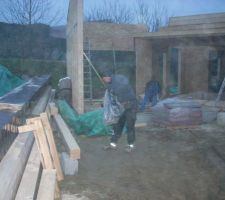 Frederic qui ramasse les d&eacute;chets bois.