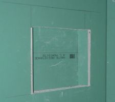 La niche de la douche continue son habillage