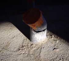 Tuyeaux d'evacuation d'eaux usagées brisé...
Le Mo m'a dit que ca serait réparé bientot.