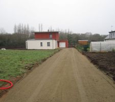 Fin du terrassement; vu de l'ensemble de l'entrée du chemin d'accès.