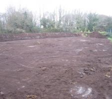 Fin du terrassement avec mise à niveau du terrain et aplanissement de la terre
