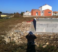 Les fondations sont coul&eacute;es sur la terre v&eacute;g&eacute;tale et coffr&eacute;es par du remblais elles sont encore comme &ccedil;a aujourd'hui en plein gel