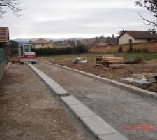 La photo du terrain et l'acc&egrave;s dans le  lotissement. A cette &eacute;poque, le terrain est encore sous compromis.