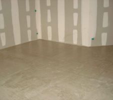 Voici la chape liquide. Je ne ferrai pas de publicité pour l'entreprise qui l'a coulée... Ils nous ont laissé le chantier avec une poussière terrible et une légère chappe de ravoirage a été nécessaire à l'étage. Rien de bien grave, mais une bonne journée d'aspirateur tout de même.