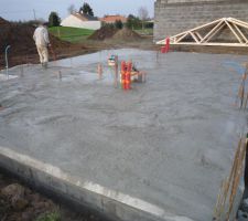 Une dalle toute fraîche, en cours de lissage.