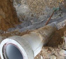 Dégagement autour des regards des eaux usées et pluie afin de faire le raccordement.
Onpeu voir mon pied et 2,5m plus bas les tétines de raccordements