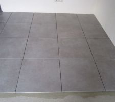 D&eacute;but de la pose du carrelage dans le salon