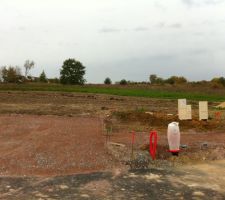 Vue de face du terrain.