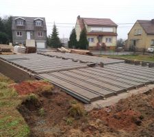 Vue de derrière terrasse la partie de la maison sur vide sanitaire