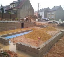 Le garage en 1ER plan vue de derriere la maison   ouverture pour la porte de service