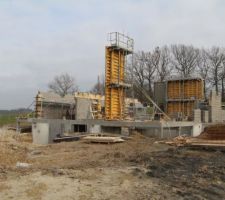 Début de décoffrage du mur central et installation des banches pour les avancées de murs de la terrasse