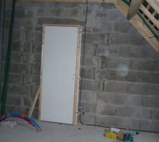 Chambre 3 avec porte donnant sur le garage