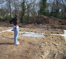 Les fondations sont un peu plus large que pr&eacute;vu. tant mieux pour nous!
et y'a beaucoup de roche !!!