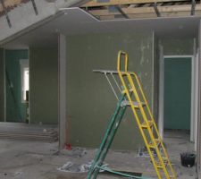 Les cloisons de l'étage avancent bien (vue de la mezzanine)