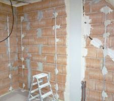 Plâtrerie: salle de bains du 1er étage avec baguettes posées