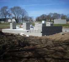 Ca y'est vide sanitaire fini, et il commence a monter les murs du garage