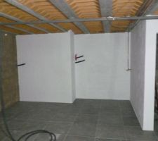 Peinture des murs de cave: ensemble de murs peint. La PAC sera posée sur le mur blanc sur la gauche alors que le chauffe-eau sera posé celui de droite.