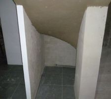 Crépissage du dessous de l'escalier