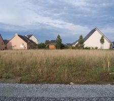 Terrain vu face &agrave; l'ouest et nord &agrave; droite
