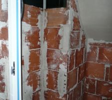 Intérieur du WC du RDC, recoin pour le meuble lave-mains.