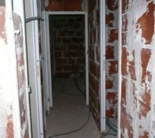 Couloir du RDC (desservant le WC, le garage, la chambre et le cellier).