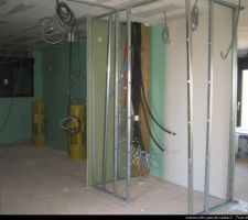 Vu du hall sur la salle de bain, la pièce de rangement