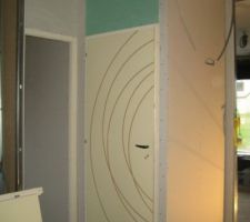 Vu du hall sur la pièce de rangement