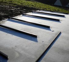 Les ouvriers ont positionn&eacute;s les poteaux!!il n'y a plus qu'a les soulev&eacute;s!!!bon courage!!