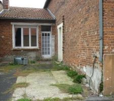 Petite cour intérieur donnant accès a la cuisine