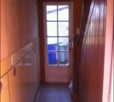 Couloir d'entrée donnant sur une porte d'accès a la petit cour intérieur , et a l'escalier pour l'accès au niveau supérieur .