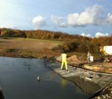 Vue panoramique de la maison avec sa dalle béton, on attend la deuxième toupie