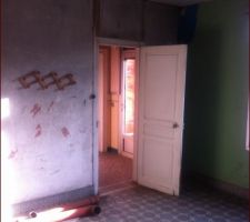 Porte d'entrée du futur cellier   salle de bain