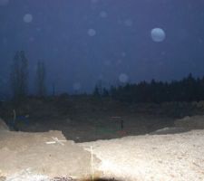 Terrassement et fondations , petite mauvaise surprise , on a du creusé 1 m de plus que prévu , et oui que de la crasse cacher par de la bonne terre par le promoteur du terrain , MERCI , coût supplementaire environ 2000 euros , entre evacuation des terres et 10 m3 de fondation en plus .