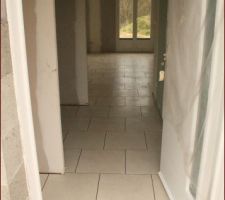 Pose du carrelage sur dalle fraîche, les joints vont être fait par la suite