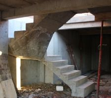 Escalier du sous sol d&eacute;coffr&eacute;