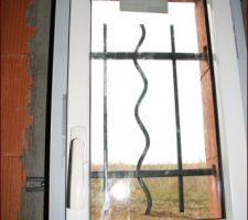 Les grilles de d&eacute;fense, pos&eacute;es, pas encore scell&eacute;es